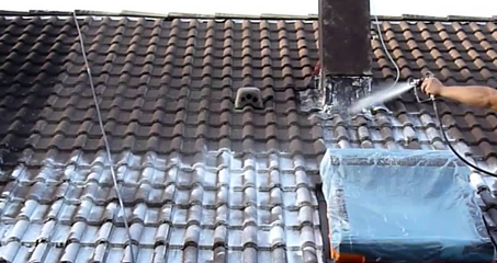 Le déroulement du démoussage de toit en Pays de la Loire